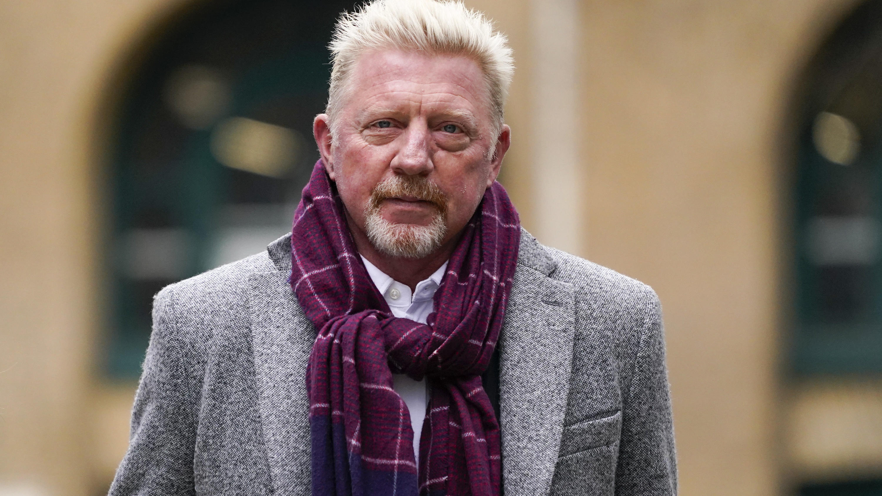 ARCHIV - 08.04.2022, Großbritannien, London: Boris Becker, ehemaliger Tennis-Profi, trifft zu seinem Strafprozess am Southwark Crown Court ein. (zu dpa «Neue Doku soll intimen Einblick in Leben von Boris Becker geben») Foto: Alberto Pezzali/AP/dpa ++