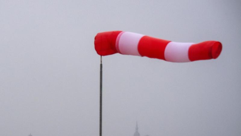 ein-windsack-steht-fast-horizontal-in-der-luft-und-zeigt-den-wind-an-foto-stefan-sauerdpazbsymbolbild