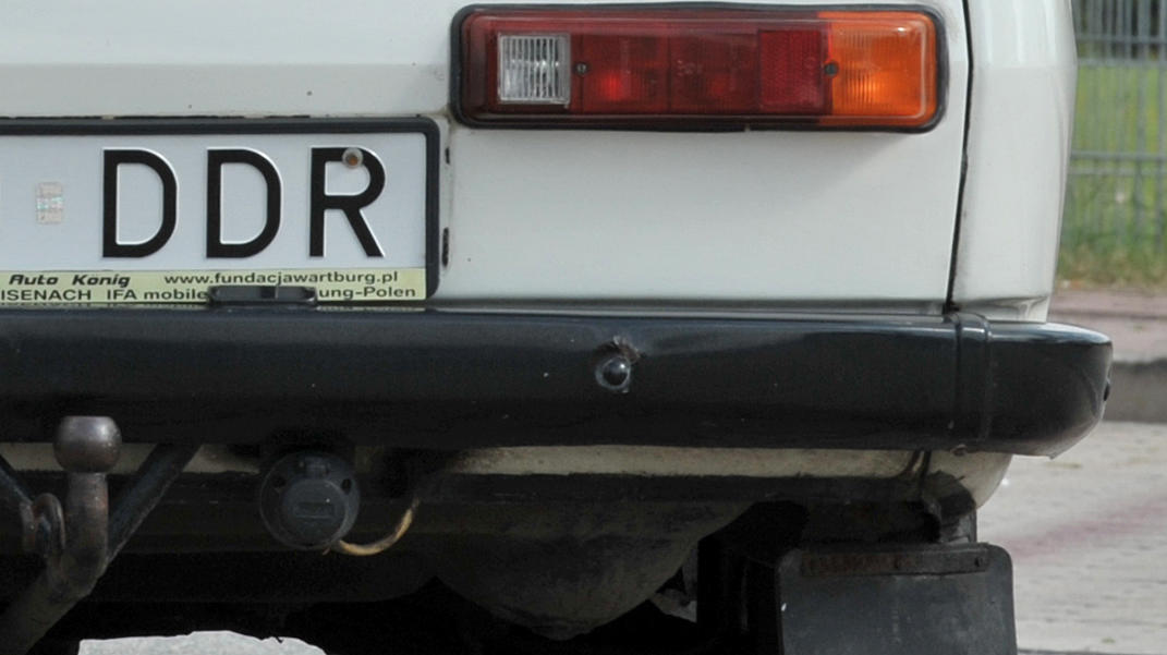 ein-autofahrer-fuhr-mit-diesem-autokennzeichen-mit-den-buchstaben-ddr-herum-symbolfoto