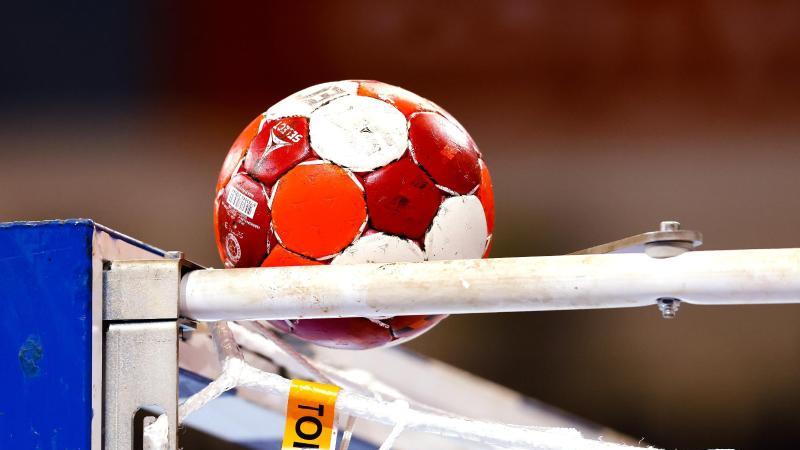 ein-handball-liegt-auf-einem-tor-foto-frank-molterdpasymbolbild