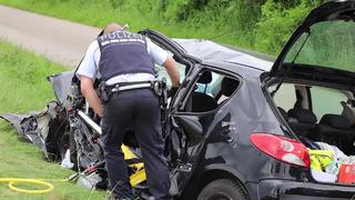 Mutter (43) stirbt, Kinder 12- und 15 Jahre schwerverletzt.