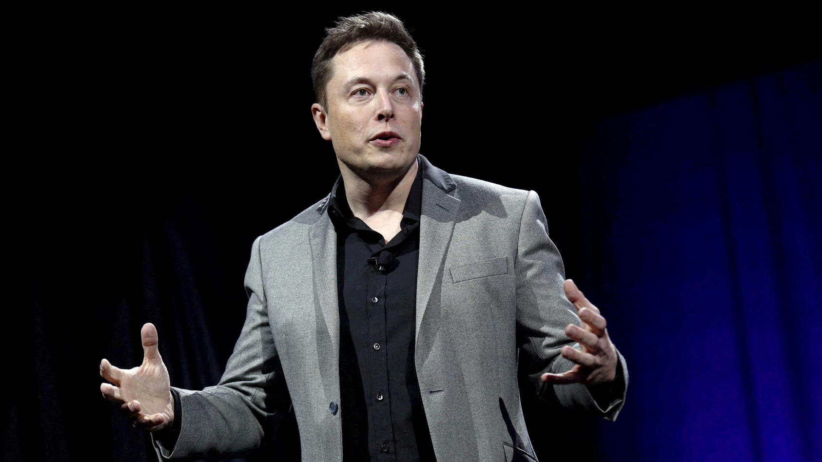 FILE PHOTO: Tesla CEO Elon Musk speaks at an event in Hawthorne, California April 30, 2015. REUTERS/Patrick T. Fallon/File Photo
