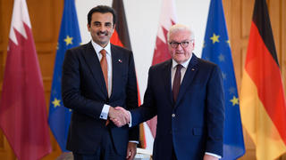 Bundespräsident Frank-Walter Steinmeier (r) und der Emir von Katar, Scheich Tamim Bin Hamad Al Thani, treffen sich im Schloss Bellevue zu einem Gespräch. Der Emir des Golfstaats befindet sich auf einer mehrtägigen Reise durch mehrere europäische Länd