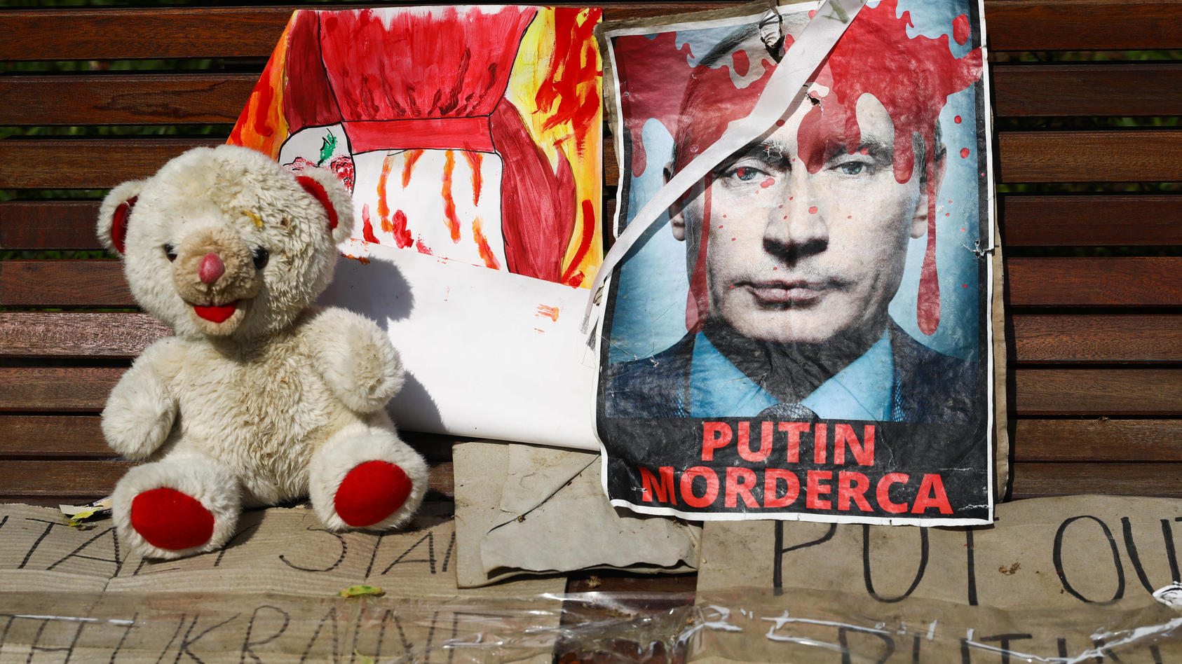 rote-farbe-auf-einem-bild-von-russland-prasident-wladimir-putin-die-botschaft-die-dahinter-steckt-ist-mehr-als-deutlich