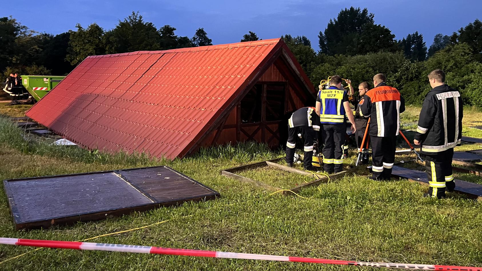 20.05.2022, Bayern, Spalt: Beim Einsturz einer Holzhütte bei einem Unwetter in Mittelfranken sind 14 Menschen verletzt worden, darunter  mehrere Kinder. Eine 37 Jahre alte Frau sei mit schwersten Verletzungen in eine Klinik geflogen worden, sagte ein