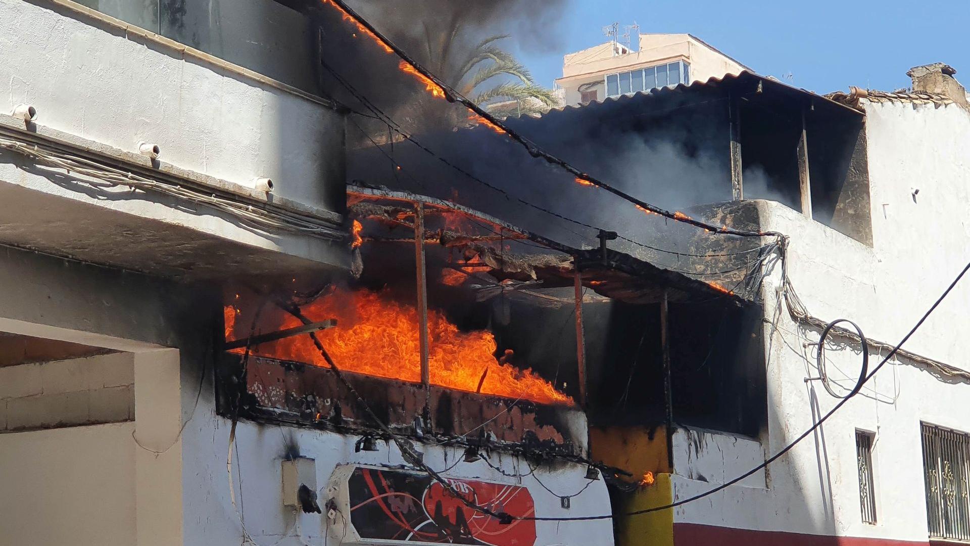 Das Restaurant «Why Not» in der Nähe des Ballermanns steht in Flammen. Die Polizei hat auf Mallorca 13 deutsche Urlauber festgenommen, weil sie den Brand ausgelöst haben sollen.