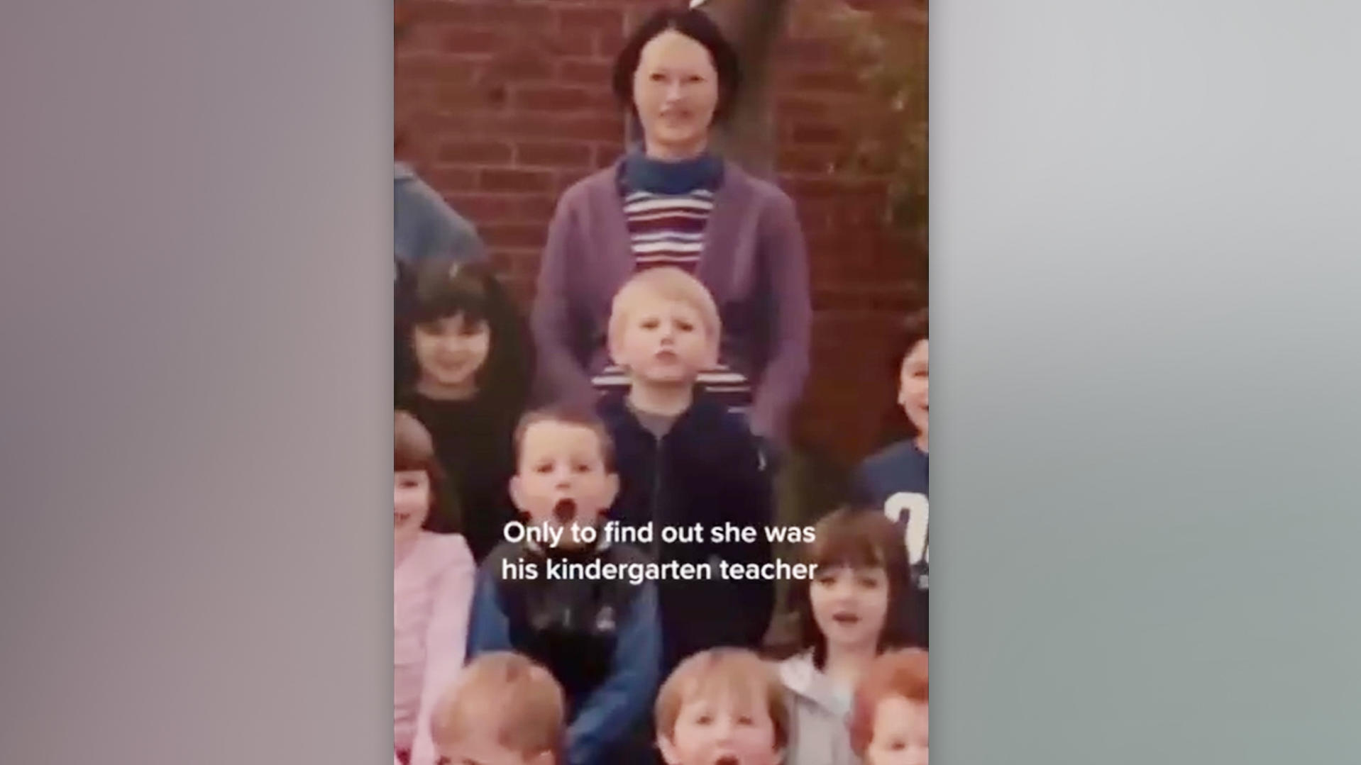 Ein Kindergarten Foto zeigt mehrere Kinder und eine Kindergärtnerin.