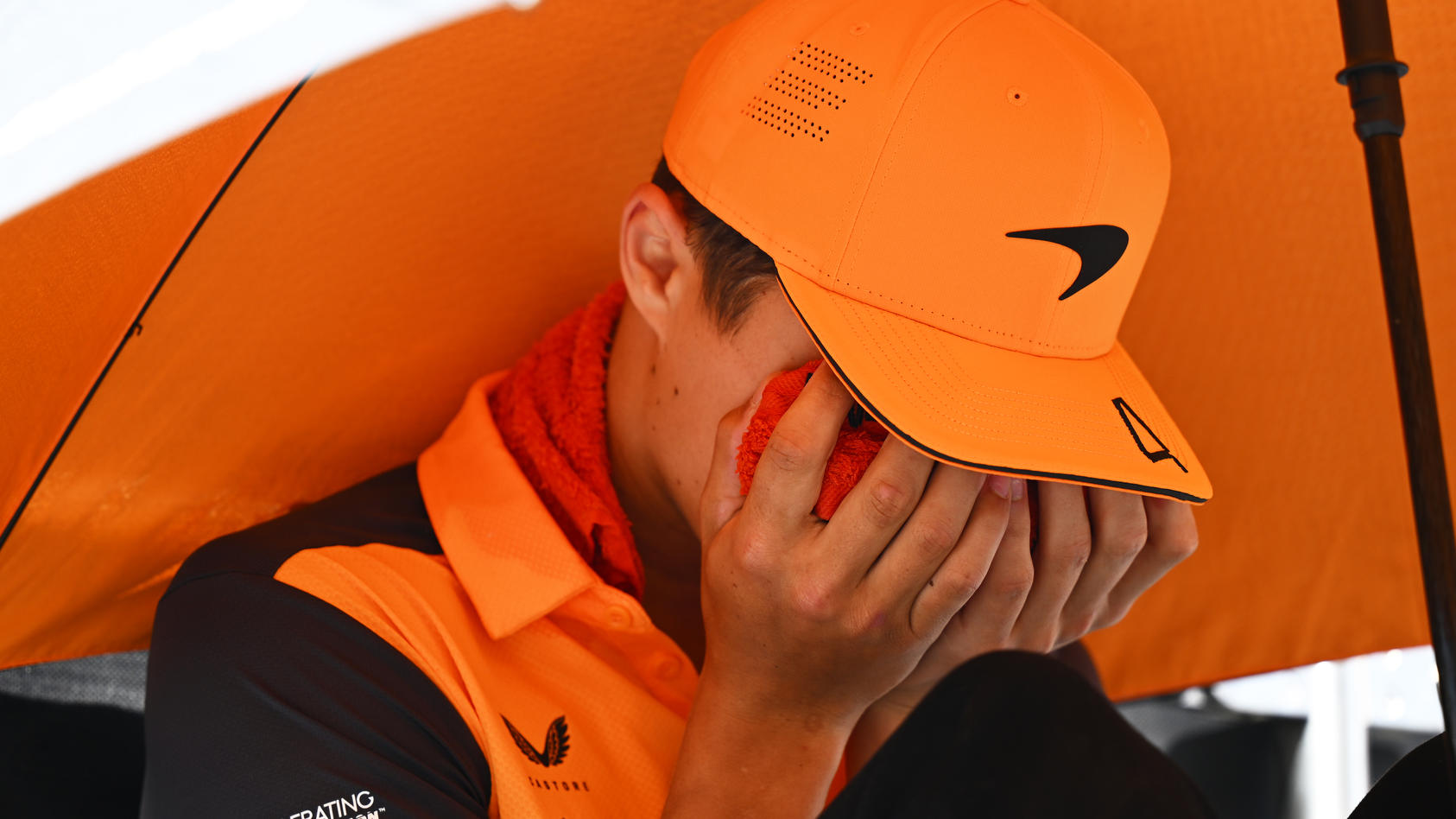 BARCELONA, SPAIN - MAY 22: Lando Norris of Great Britain and McLaren reacts to the heat on the drivers parade with a cool pack on his face prior to the F1 Grand Prix of Spain at Circuit de Barcelona-Catalunya on May 22, 2022 in Barcelona, Spain. (Pho