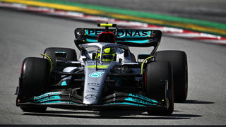 BARCELONA, SPAIN - MAY 22: Lewis Hamilton of Great Britain driving the (44) Mercedes AMG Petronas F1 Team W13 on track during the F1 Grand Prix of Spain at Circuit de Barcelona-Catalunya on May 22, 2022 in Barcelona, Spain. (Photo by Clive Mason/Getty Images)