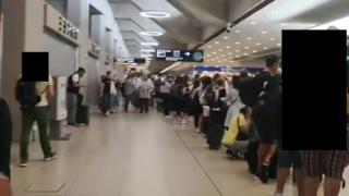 Chaos am Flughafen Köln/ Bonn. Reisende müssen mehrere Stunden warten, bis sie es durch die Sicherheitskontrolle geschafft haben. Die Schlange ist hunderte Meter lang. Das Foto zeigt die Situation am 20. Mai 2022.
