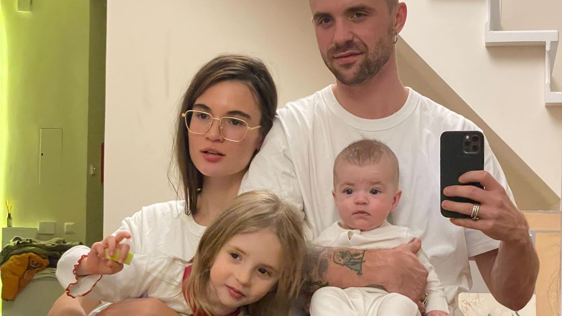 Misha Katsurin mit seiner Frau und seinen zwei Kindern, die mittlerweile weiter nach Portugal geflüchtet sind.