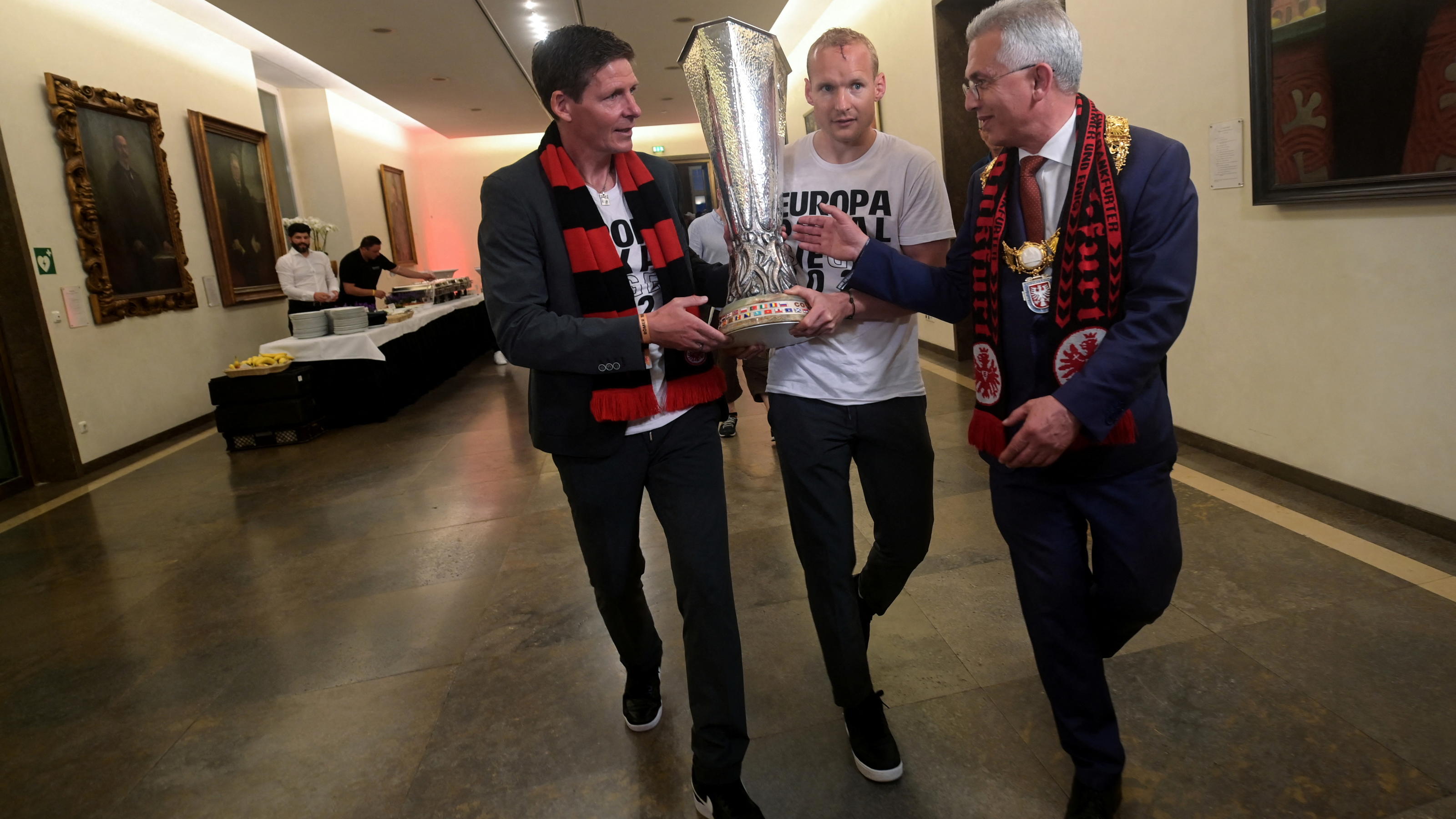 Soccer Football - Eintracht Frankfurt fans celebrate after winning the Europa League Final against Rangers - Frankfurt, Germany - May 19, 2022 Eintracht Frankfurt's Sebastian Rode, coach Oliver Glasner and major Peter Feldmann walk with the cup at th