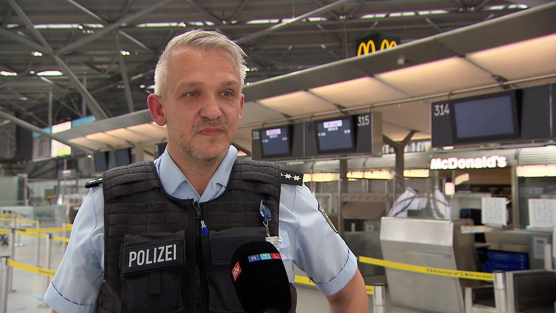 Christian Tiemann von der Bundespolizei am Flughafen Köln/ Bonn: "Es sind auch drei Kontrollgeräte für Großgepäck ausgefallen."