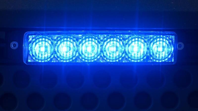 blaulichter-leuchten-an-einem-einsatzfahrzeug-der-feuerwehr-foto-robert-michaeldpa-zentralbildzbsymbolbild