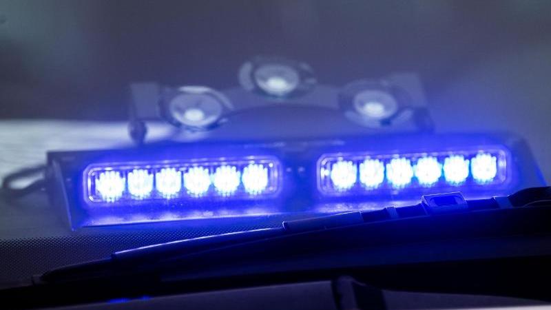 ein-blaulicht-leuchtet-unter-der-frontscheibe-eines-einsatzfahrzeugs-der-polizei-foto-lino-mirgelerdpasymbolbild