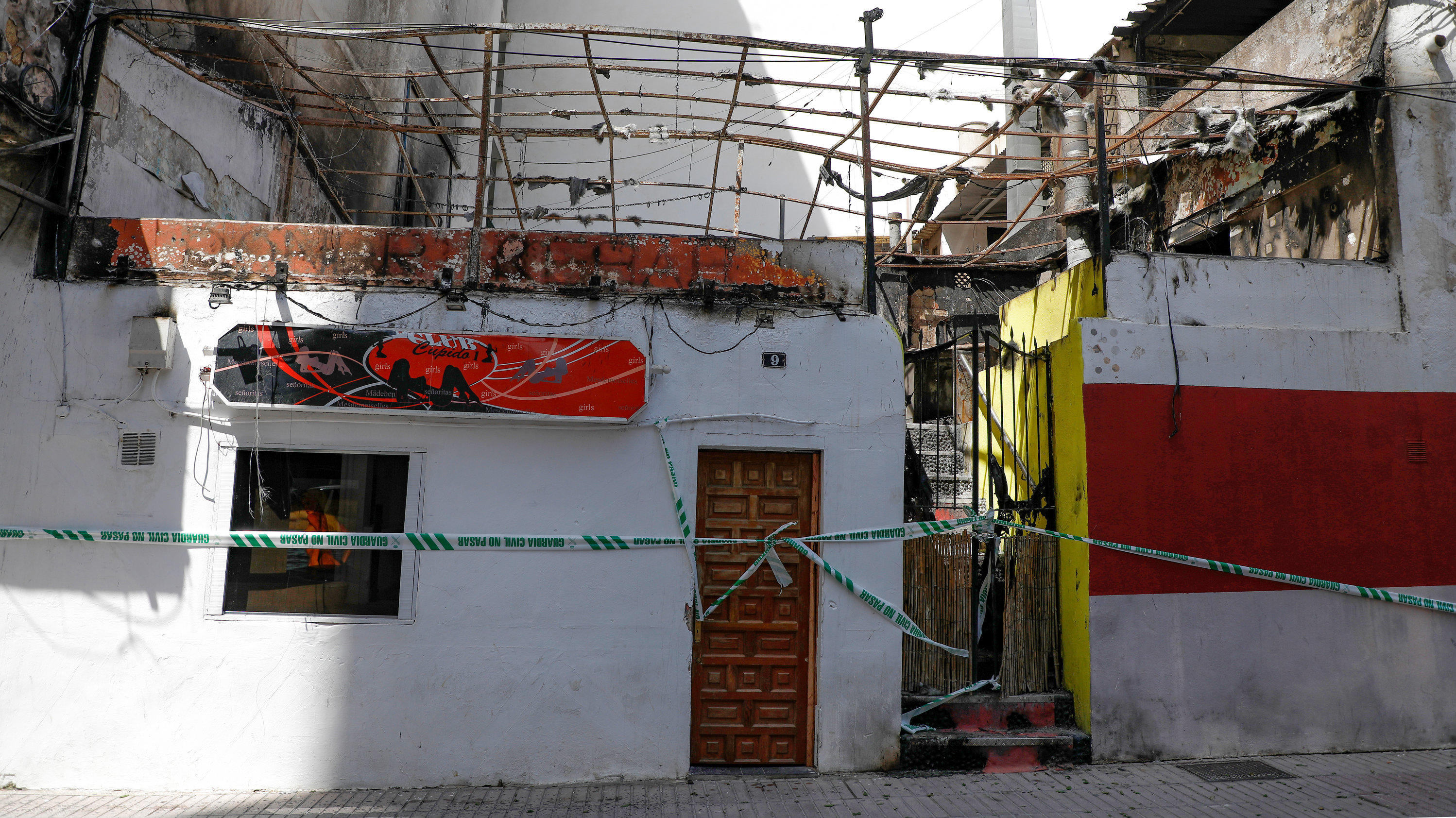 23.05.2022, Spanien, Palma: Durch einen Brand beschädigte Lokale sind gesperrt. Laut spanischen Medienberichten wurde das Restaurant «Why Not Mallorca?», dessen Terrassendach über dem Nachbarlokal «Cupido» aufgebaut war, stark beschädigt. Die Polizei