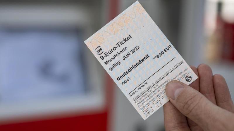 ein-9-euro-ticket-ist-vor-einem-fahrkartenautomaten-zu-sehen-gestelltes-foto-foto-monika-skolimowskadpa