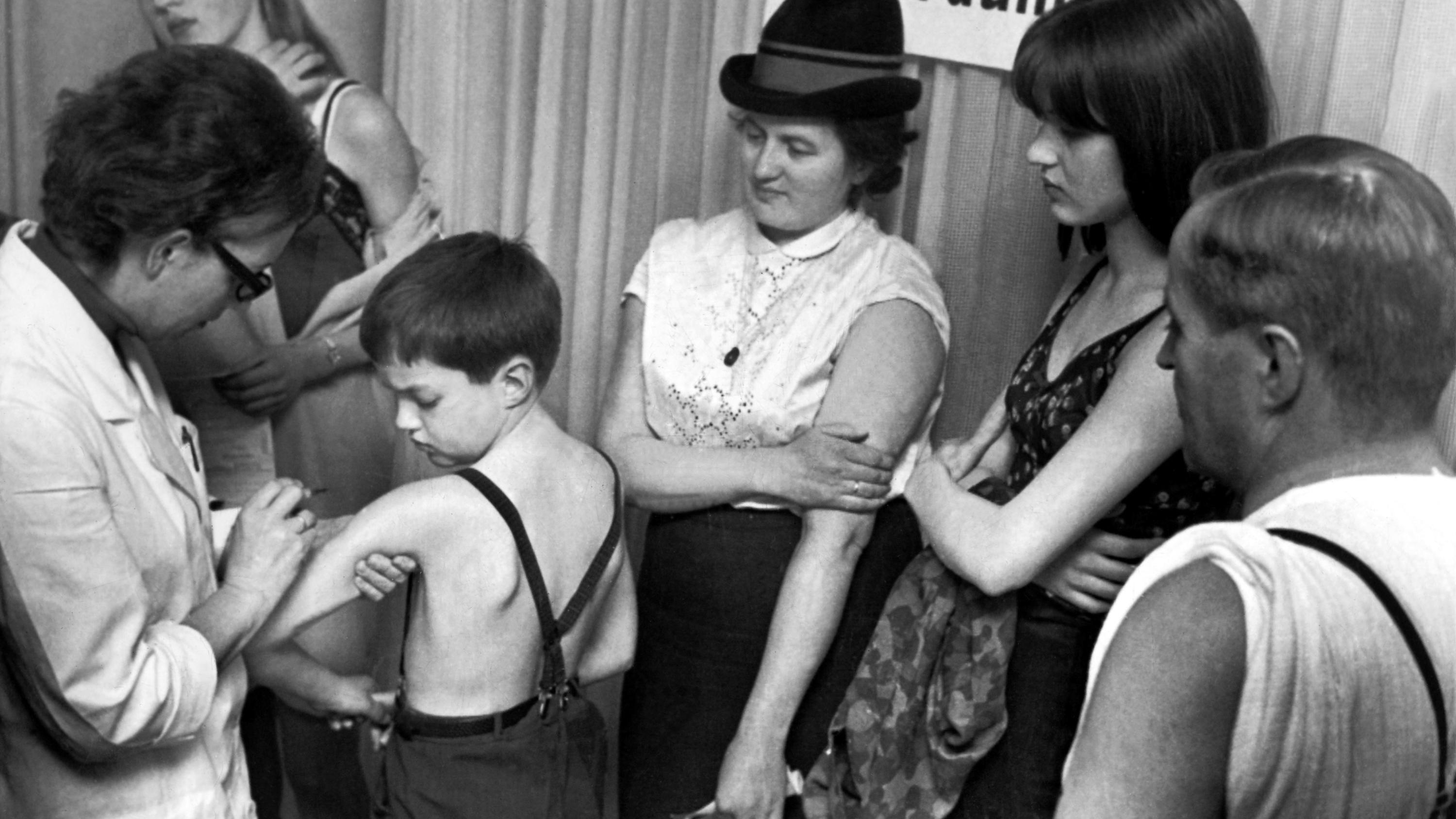 ARCHIV - 26.03.1967, Niedersachsen, Hannover: Eine Familie geht zur Pockenschutzimpfung. (zu dpa "(zu dpa "Kommt die Pockenimpfung mit dem Affenpocken-Ausbruch zurück?") Foto: Wolfgang Weihs/dpa +++ dpa-Bildfunk +++