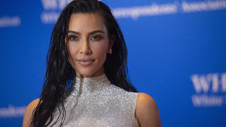  Socialiate Kim Kardashian arrives at the 2022 White House Correspondents Association Dinner at the Washington Hilton in Washington, DC on Saturday, April 30, 2022. The dinner is back this year for the first time since 2019. PUBLICATIONxINxGERxSUIxAUTxHUNxONLY WAP20220430226 BONNIExCASH