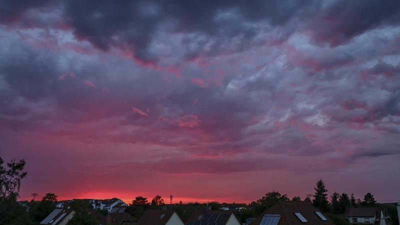 die-untergehende-sonne-beleuchtet-die-aufziehenden-gewitterwolken-foto-jan-woitasdpaarchivbild