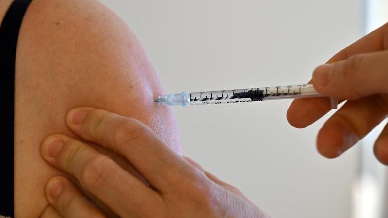 eine-frau-erhalt-eine-corona-impfung-in-erfurt-foto-martin-schuttdpa-zentralbilddpaarchivbild