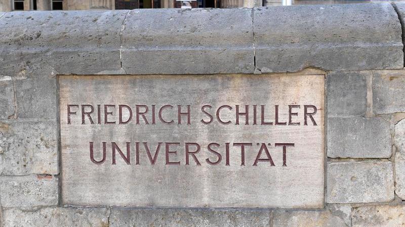 friedrich-schiller-universitat-steht-am-eingang-des-hauptgebaudes-der-uni-in-jena-foto-martin-schuttdpa-zentralbilddpaarchivbild