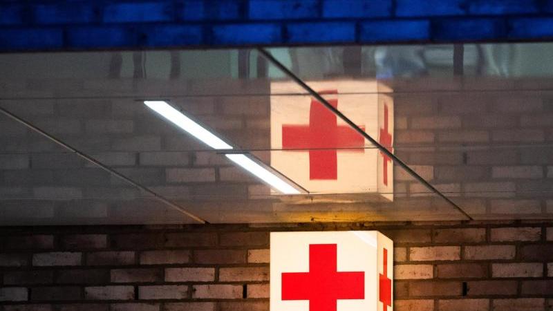 ein-leuchtkasten-mit-einem-roten-kreuz-hangt-vor-der-notaufnahme-eines-krankenhauses-foto-julian-stratenschultedpasymbolbild