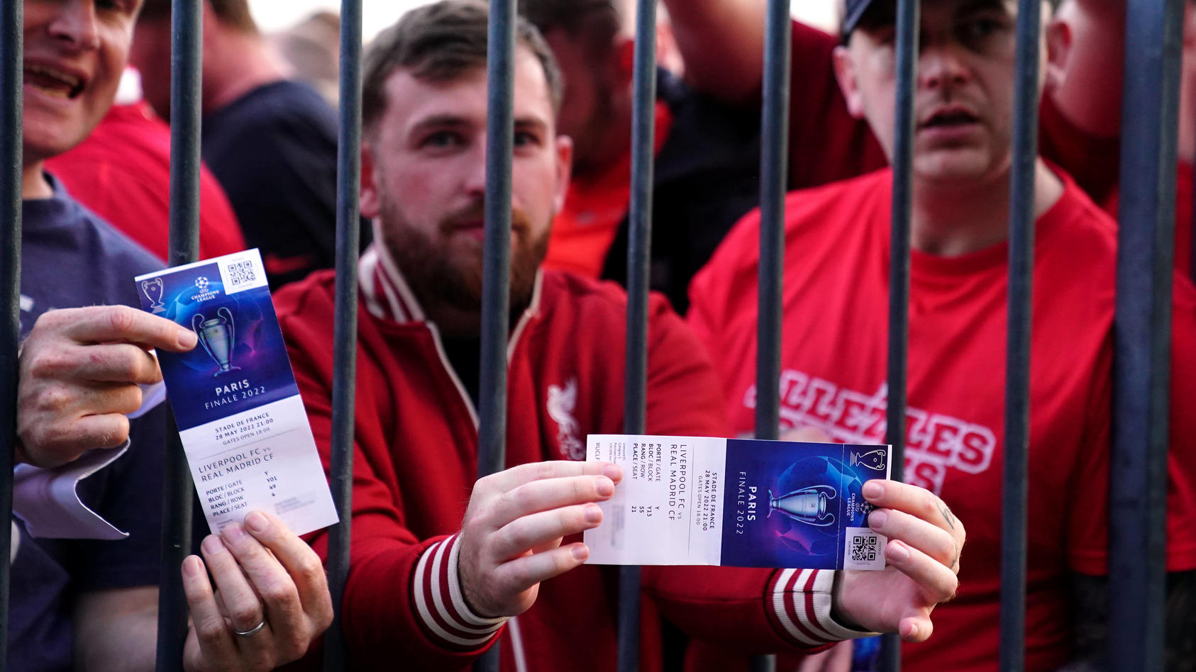 Fußball, CL Finale, FC Liverpool - Real Madrid, Probleme beim Einlassen der Fans Liverpool v Real Madrid - UEFA Champions League - Final - Stade de France Liverpool fans stuck outside the ground show their match tickets during the UEFA Champions Leag