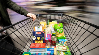 ARCHIV - 15.02.2019, Baden-Württemberg, Stuttgart: ILLUSTRATION - Ein Einkaufswagen wird durch einen Supermarkt geschoben (Aufnahme mit langer Belichtungszeit). (zu dpa «Inflation weiter über 7 Prozent - Bundesamt nennt Details») Foto: Fabian Sommer/dpa +++ dpa-Bildfunk +++