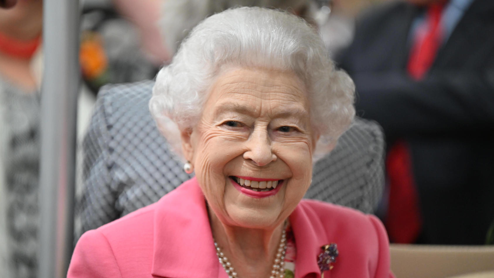 . 23/05/2022. London, United Kingdom. Queen Elizabeth II uses a mobility buggy during a visit to the Chelsea Flower Show in London. PUBLICATIONxINxGERxSUIxAUTxHUNxONLY xPoolx/xi-Imagesx IIM-23443-0027 