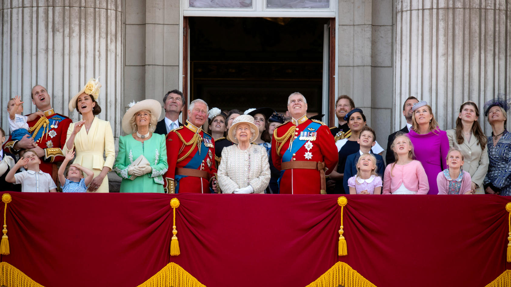 2019 durften viele Familienmitglieder, die 2022 nicht dabei sein werden, mit der Queen auf den Balkon des Buckingham Palastes.