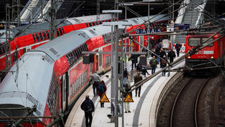 01.06.2022, Hamburg: Fahrgäste steigen am frühen Morgen aus einer Regionalbahn am Hauptbahnhof. Seit dem 1. Juni gilt im bundesweiten Nahverkehr das 9-Euro-Ticket. Foto: Christian Charisius/dpa +++ dpa-Bildfunk +++