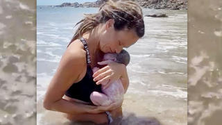 Frau mit Babyim Meer