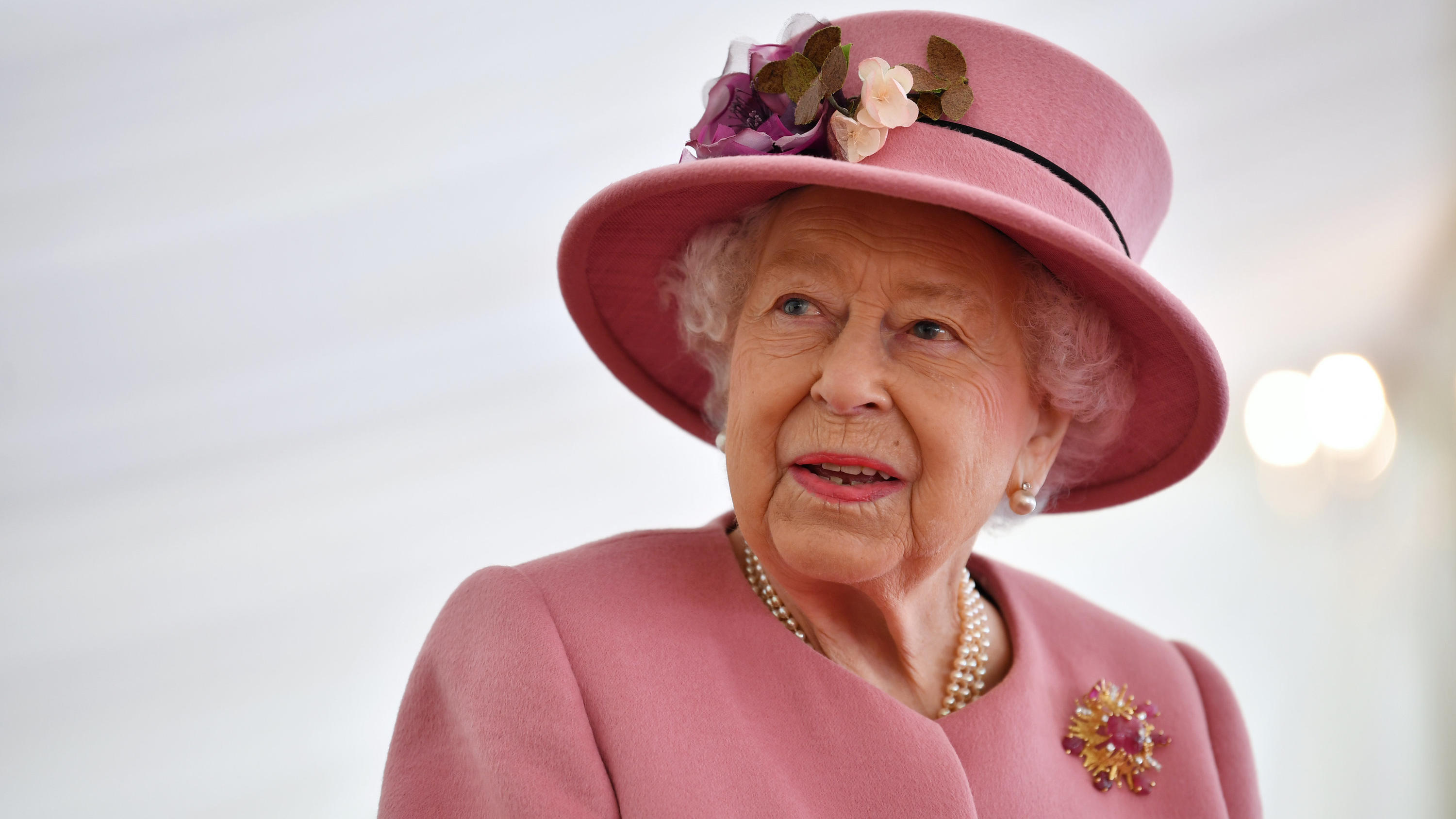 ARCHIV - 15.10.2020, Großbritannien, Porton Down: Königin Elisabeth II. von Großbritannien spricht während ihres Besuchs eines Rüstungstechnologiezentrum in der Nähe der südenglischen Stadt Salisbury. Kurz vor ihrer großen Jubiläumsparty brauchte Que