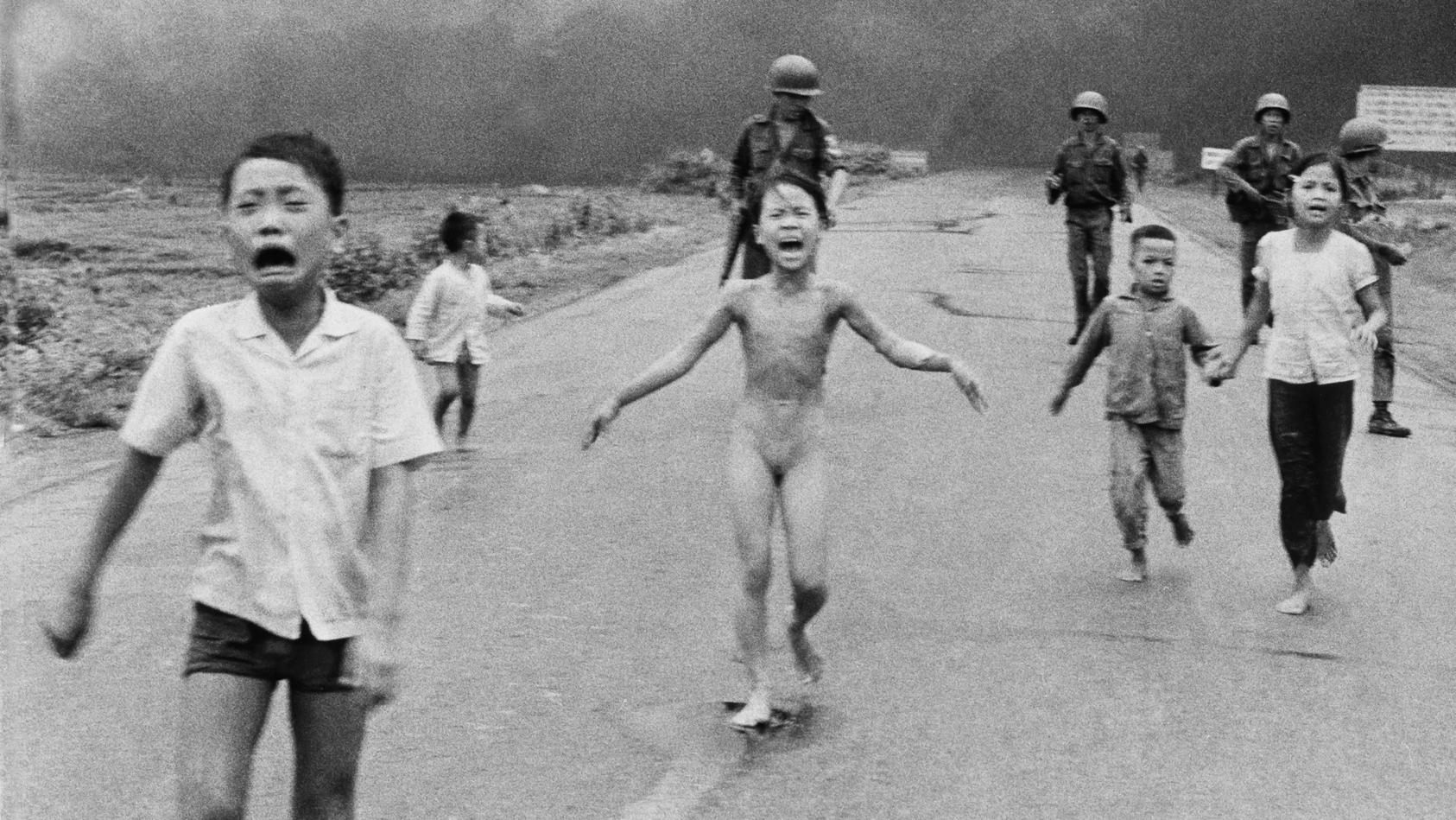 ARCHIV - 08.06.1972, Vietnam, Trang Bang: Die neunjährige Kim Phuc Phan Thi (M) flieht nackt mit ihren Brüdern und Cousins vor einem Napalm-Angriff. Es ist eine der denkwürdigsten Aufnahmen des 20. Jahrhunderts: Nick Ut drückt auf den Auslöser, als e