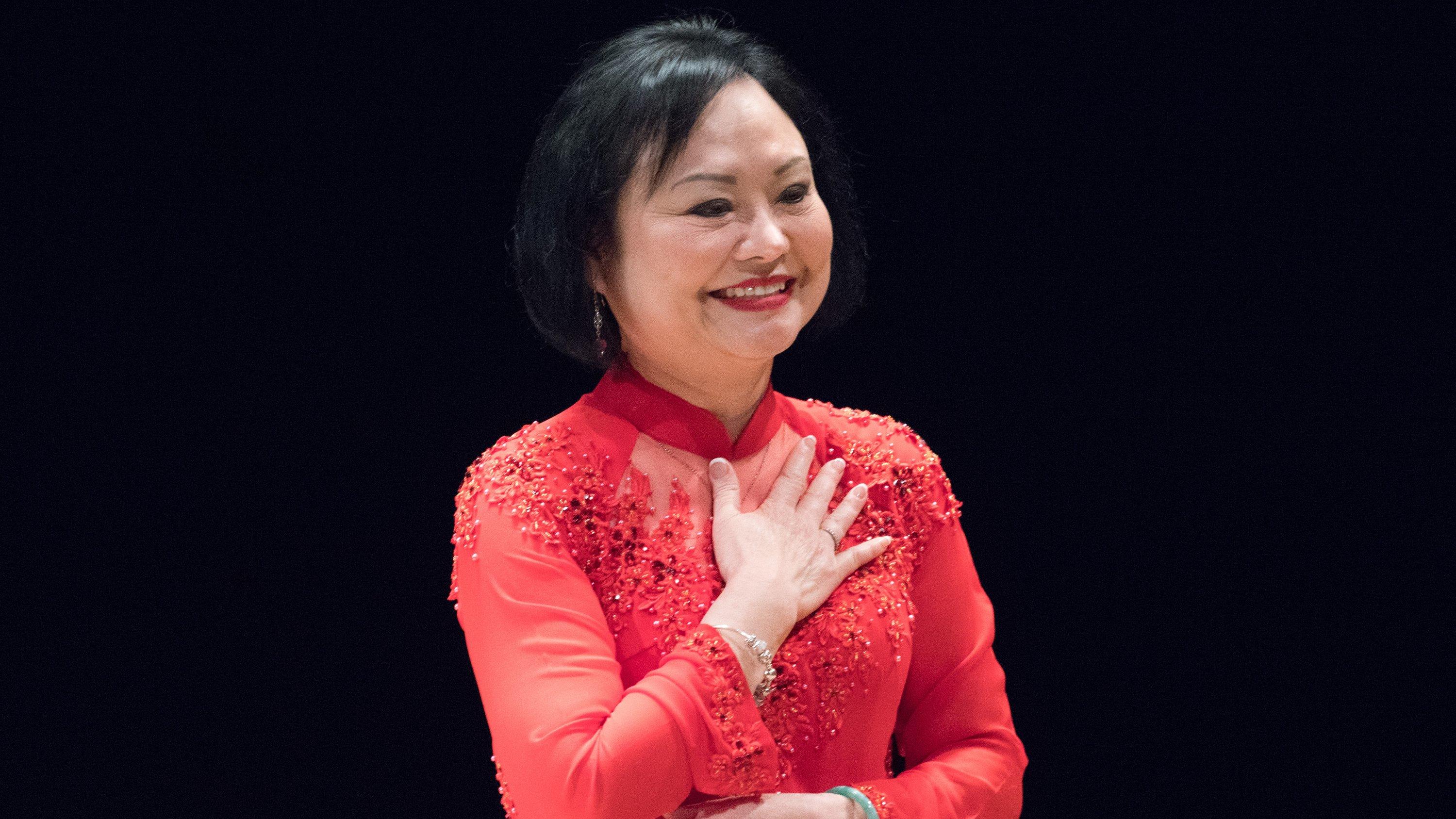 ARCHIV - 11.02.2019, Sachsen, Dresden: Die Vietnamesin Kim Phuc Phan Thi reagiert nach der Verleihung des 10. Internationalen Friedenspreis in der Semperoper. Sie wurde 1972 durch ein Kriegsfoto als das "Napalm-Mädchen" bekannt. Es ist eine der denkw