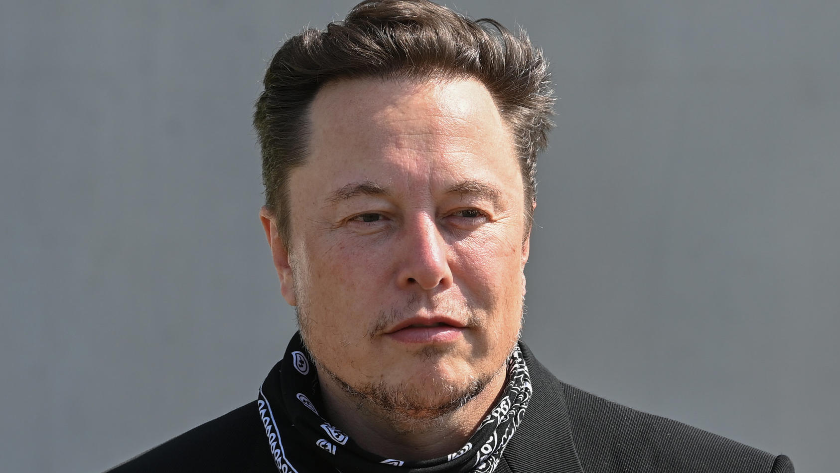 ARCHIV - 13.08.2021, Brandenburg, Grünheide: Elon Musk, Tesla-Chef, steht bei einem Pressetermin auf dem Gelände der Tesla Gigafactory. Elon Musks Vorgehensweise bei der geplanten Übernahme von Twitter hat eine Aktionärsklage gegen ihn und das Untern