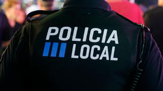 ARCHIV - 11.08.2018, Spanien, Calvia: Die lokale Polizei von Calvia patrouilliert in der Nacht auf den Straßen von Magaluf. (zu dpa "Deutsche Urlauber auf Mallorca der Gruppenvergewaltigung beschuldigt") Foto: Clara Margais/dpa +++ dpa-Bildfunk +++