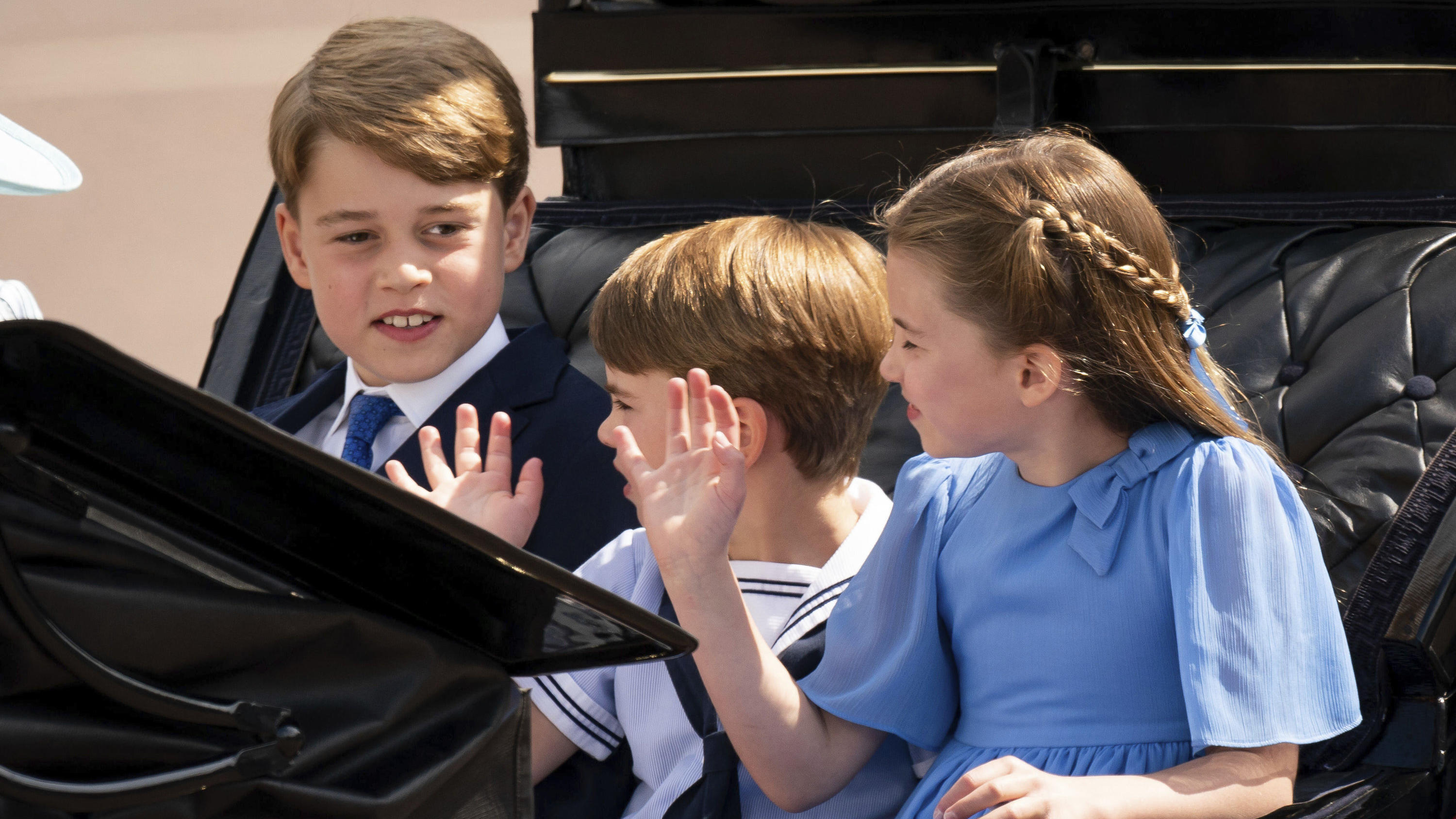 02.06.2022, Großbritannien, London: Prinz George (l-r), Prinz Louis und Prinzessin Charlotte verlassen den Buckingham Palast am ersten von vier Tagen der Feierlichkeiten zum Platinjubiläum der Queen. In London beginnen die Feierlichkeiten zum 70. Thr