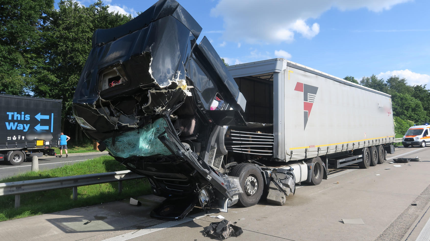 Gefährlicher Rückstau: Lkw-Fahrer Rast Ungebremst In Wohnmobil Auf Der A1