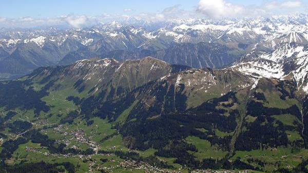 Das Luftbild zeigt das Wintersport- und Wandergebiet Kleinwalsertal in den österreichischen Alpen (2004)., Areal view of the Kleinwalser Valley in the Austrian alps, a paradise for hikers and skiers, Austria, 2004.