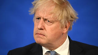 ARCHIV - 25.05.2022, Großbritannien, London: Boris Johnson, Premierminister von Großbritannien, spricht während einer Pressekonferenz in der Downing Street. (zu dpa ««Partygate»-Misstrauensvotum gegen Johnson wohl in Reichweite») Foto: Leon Neal/PA Wire/dpa +++ dpa-Bildfunk +++