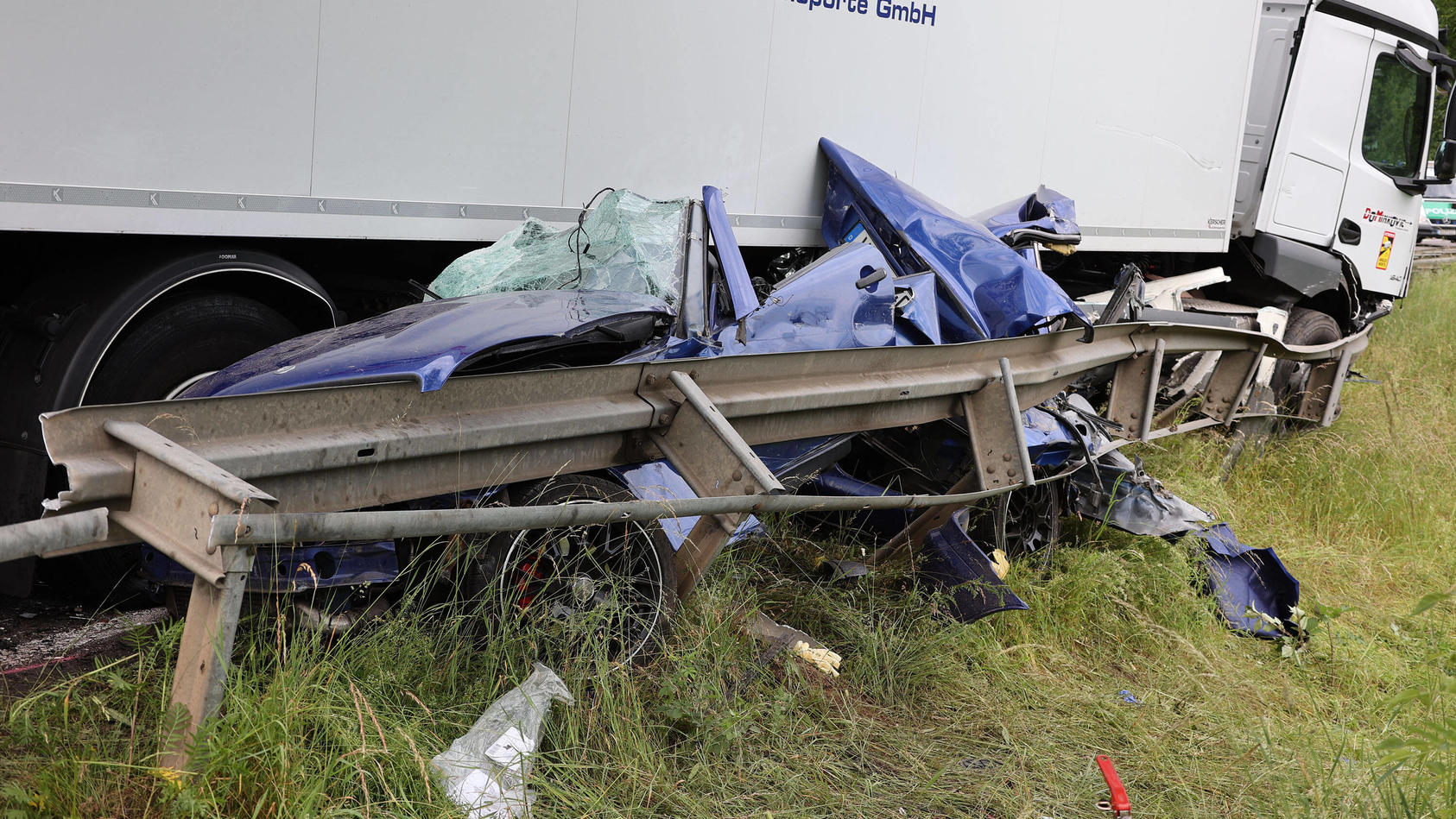 Crash mit Mercedes SLK - 16-Jähriger am Steuer, Junge (18) tot