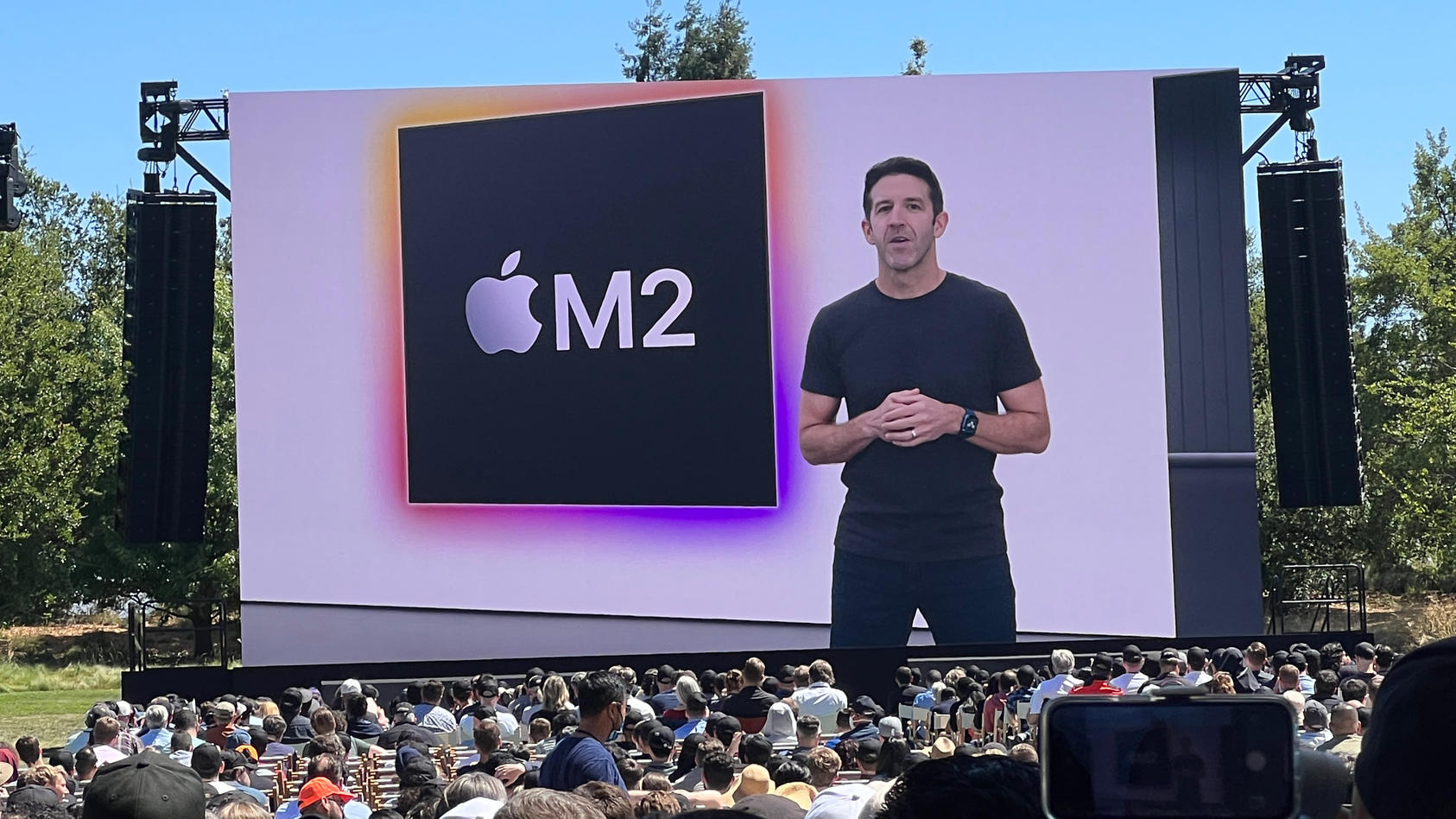 John Ternus, Apple Senior Vice President of Hardware Engineering, stellt auf der Apple-Entwicklerkonferenz WWDC den neuen M2-Prozessor vor.