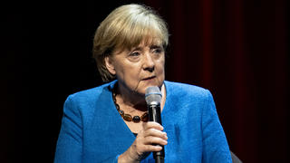07.06.2022, Berlin: Die ehemalige Bundeskanzlerin Angela Merkel (CDU) antwortet im Berliner Ensemble auf eine Frage des Journalisten und Autors Alexander Osang, der sie unter dem Motto ·Was also ist mein Land?· interviewte. Foto: Fabian Sommer/dpa +++ dpa-Bildfunk +++
