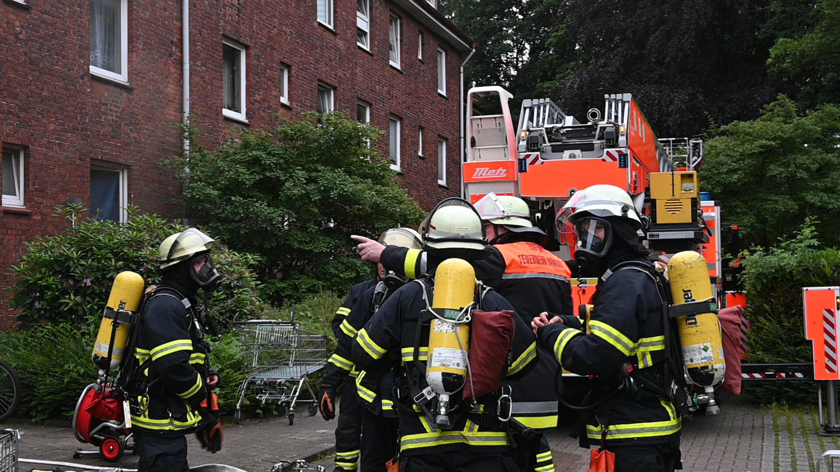  Acht Menschen wurden am Mittwochabend bei einem Feuer in der Rotenhäuser Straße in Wilhelmsburg verletzt. Nun ermittelt die Polizei wegen Brandstiftung. Gegen 20.30 Uhr rückte ein Großaufgebot der Feuerwehr zu dem Mehrfamilienhaus aus. Vor Ort brann