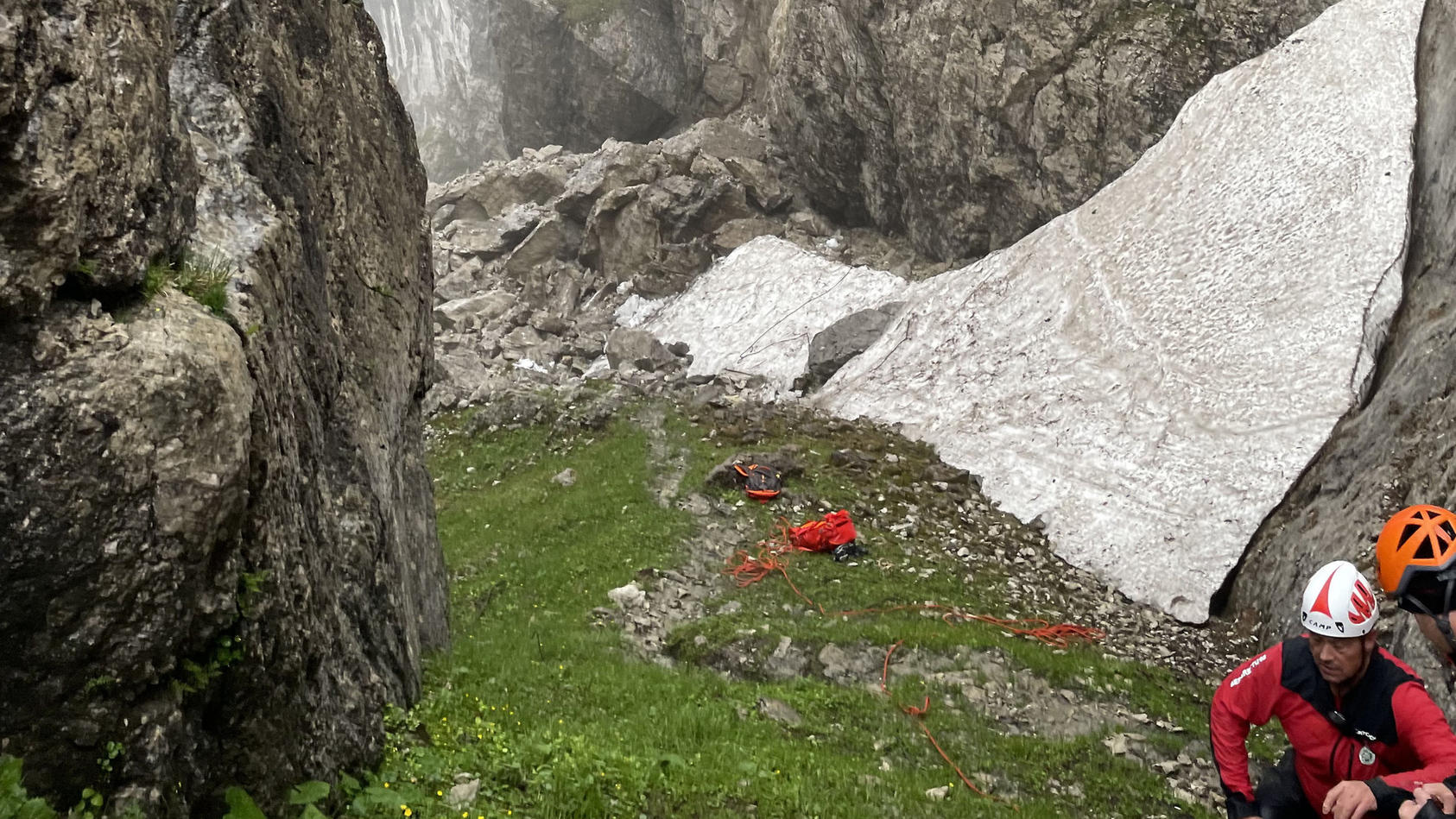 09.06.2022, Österreich, Kufstein: Rettungskräfte arbeiten in der Nähe des Spripsenjochs im Tiroler Kaisergebirge in einem Berghang, in dem es zu einem Felssturz gekommen ist. Ein Kletterer ist bei einem Felssturz im Tiroler Kaisergebirge verschüttet 