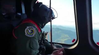 Die Einsatzkräfte suchten selbst mit Hubschraubern nach dem Helikopter.