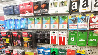 Geschenk- und Guthabenkarten in einem Supermarkt.