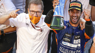 Andreas Seidl und Daniel Ricciardo feiern den ersten Sieg von McLaren seit neun Jahren.